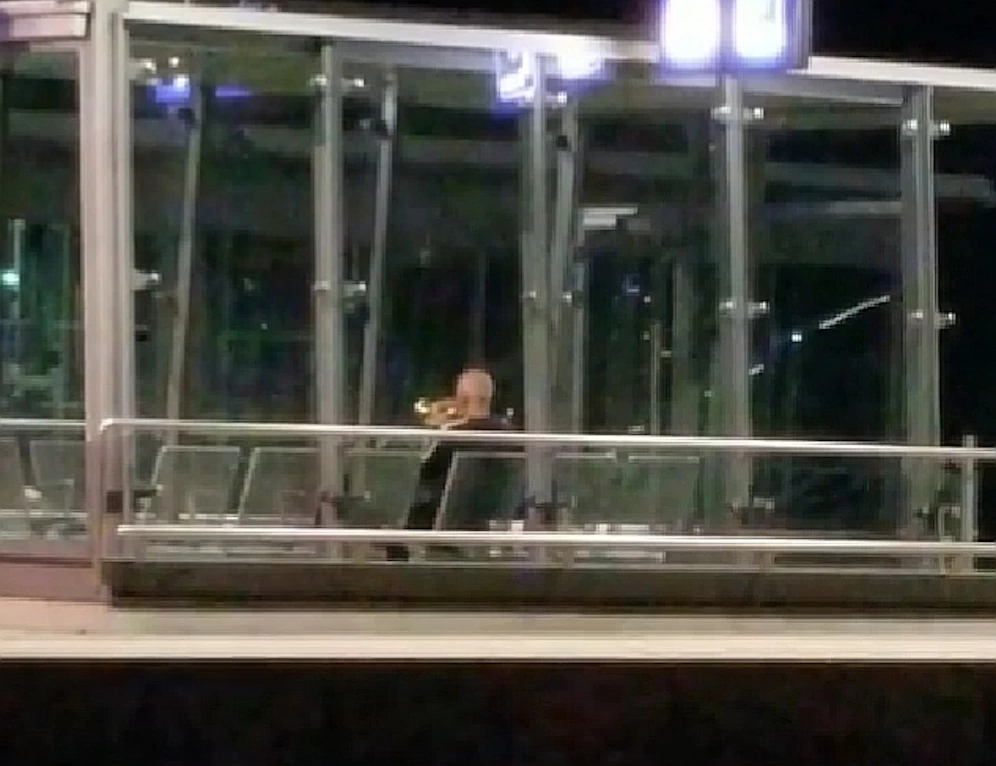 Nächtliche Musikeinlage im Zugwartehäuschen in Loosdorf.