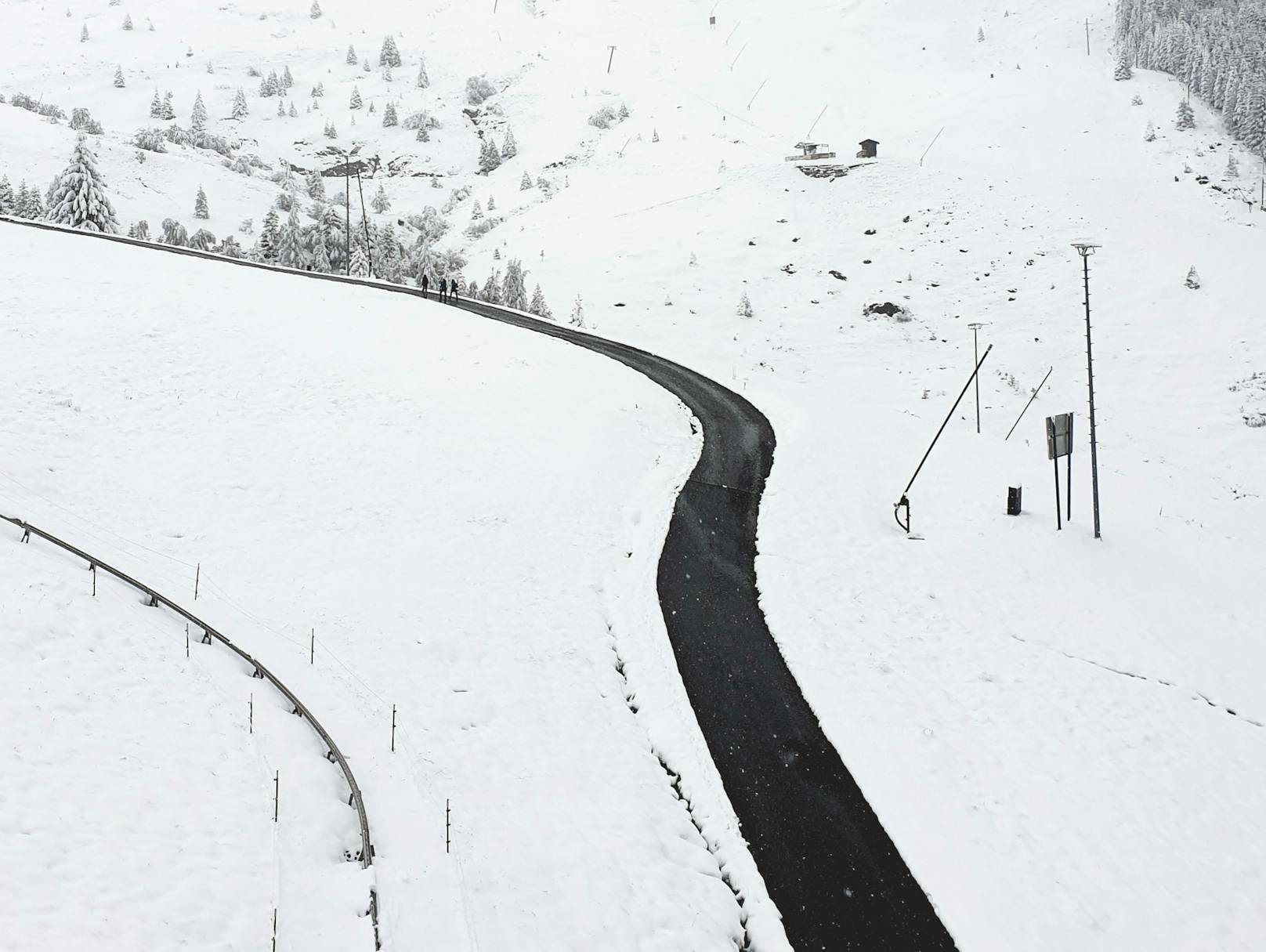 Eine Straße inmitten der verschneiten Landschaft am Samstag, 26. September 2020, in Fiss in Tirol. 