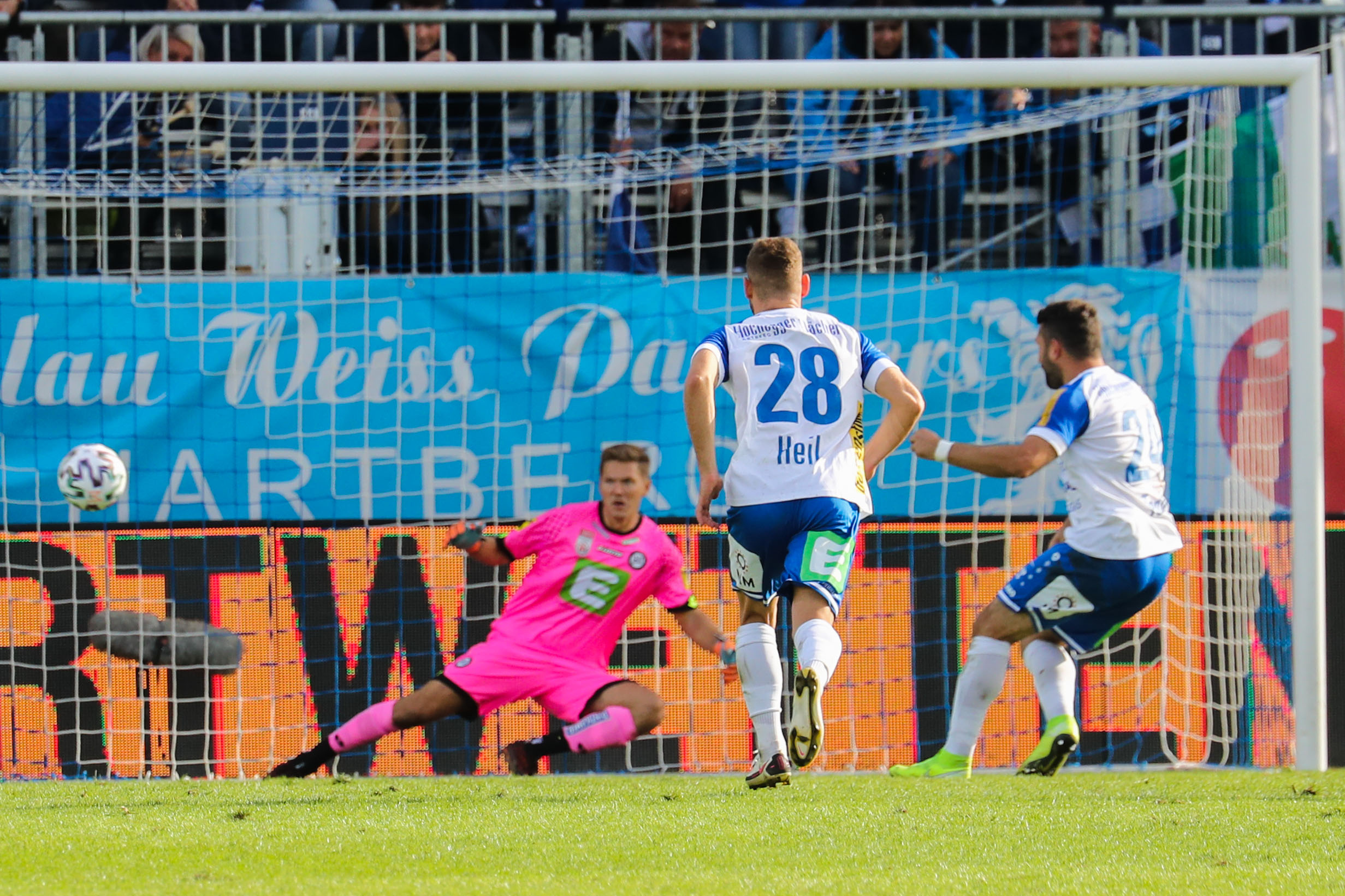 Tadic (r.) verlädt Siebenhandl und trifft zum 1:1.
