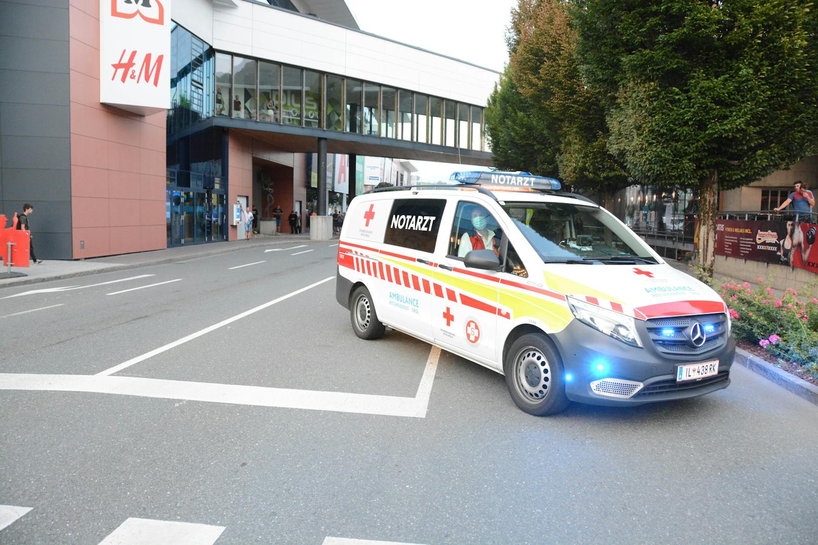Der 92-Jährige erlitt schwere Verletzungen und wurde mit dem Rettungshubschrauber in die Klinik Innsbruck geflogen. 