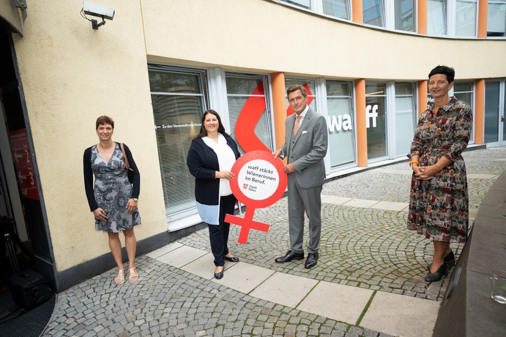 Die Stadt Wien erhöht das Budget für die Frauenförderprogramme des waff um 1,3 Millionen Euro auf insgesamt 10 Millionen Euro. (v.l.n.r.: waff-Kundin Klaudija Leisentritt, Frauenstadträtin Kathrin Gaal, Finanzstadtrat Peter Hanke und Monika Nigl, Leiterin des Beratungszentrums im waff)
