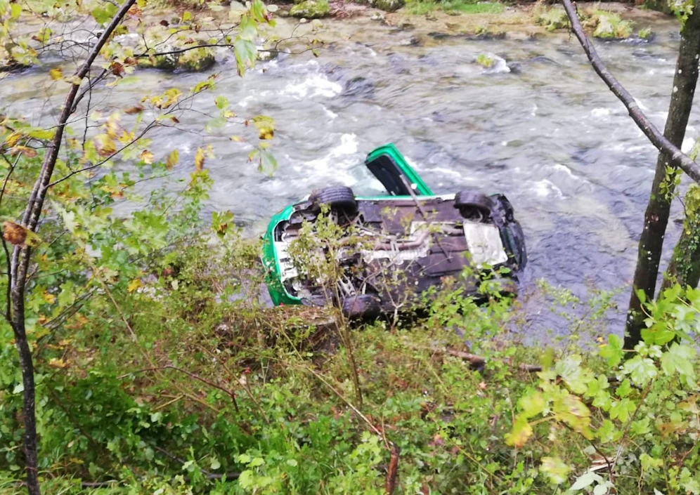 Das Auto kam am Dach zum Liegen.