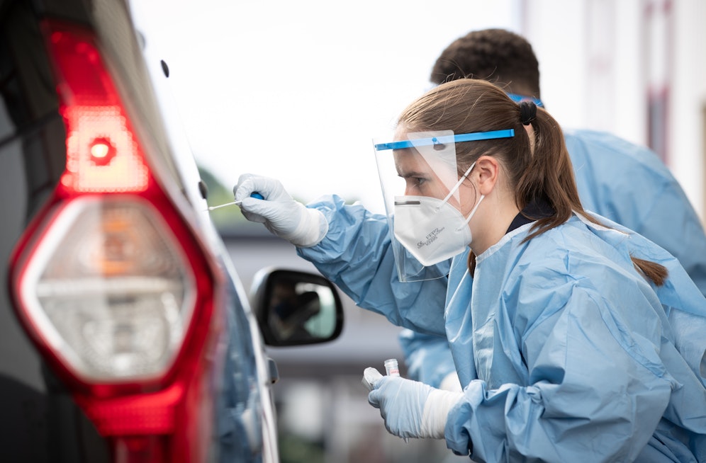 Corona-Drive-In in Bielefeld: Riesen-Cluster nach Party, 900 Personen müssen in Quarantäne