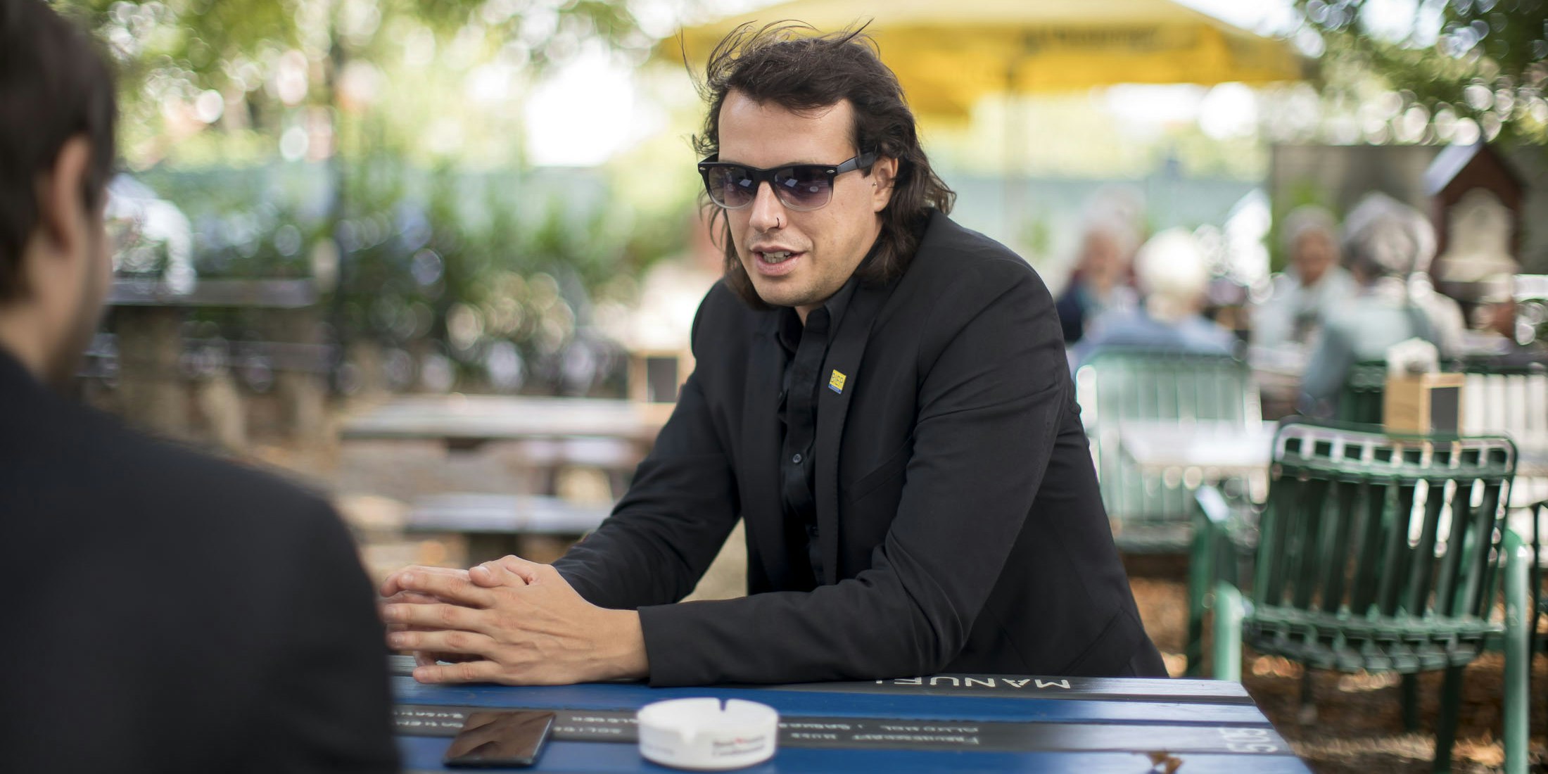 Bei einem Bier spricht Pogo über seine Pläne. 