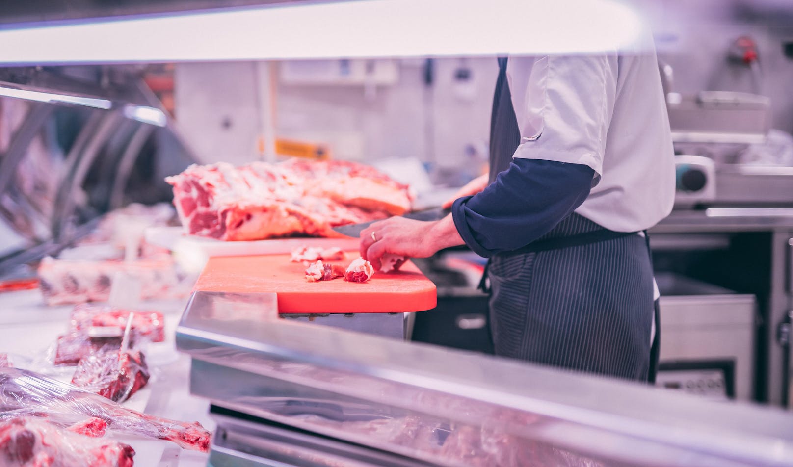 Von elf Fleischproben aus dem Großhandel zeigt laut Grünen mehr als ein Drittel eine "erschreckende Belastung" mit Keimen.