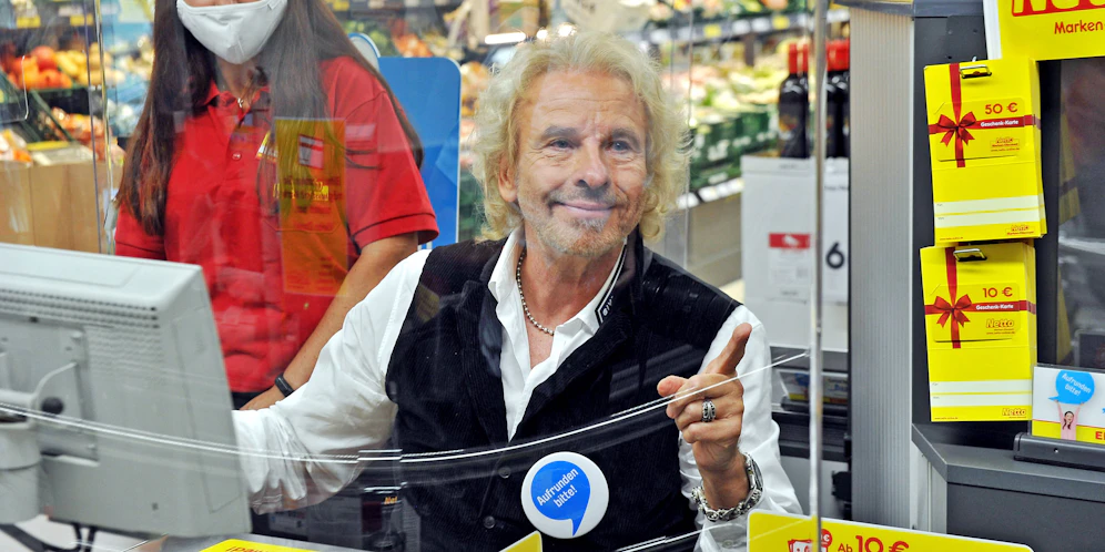 Thomas Gottschalk setzte sich für den guten Zweck selber hinter die Kassa.