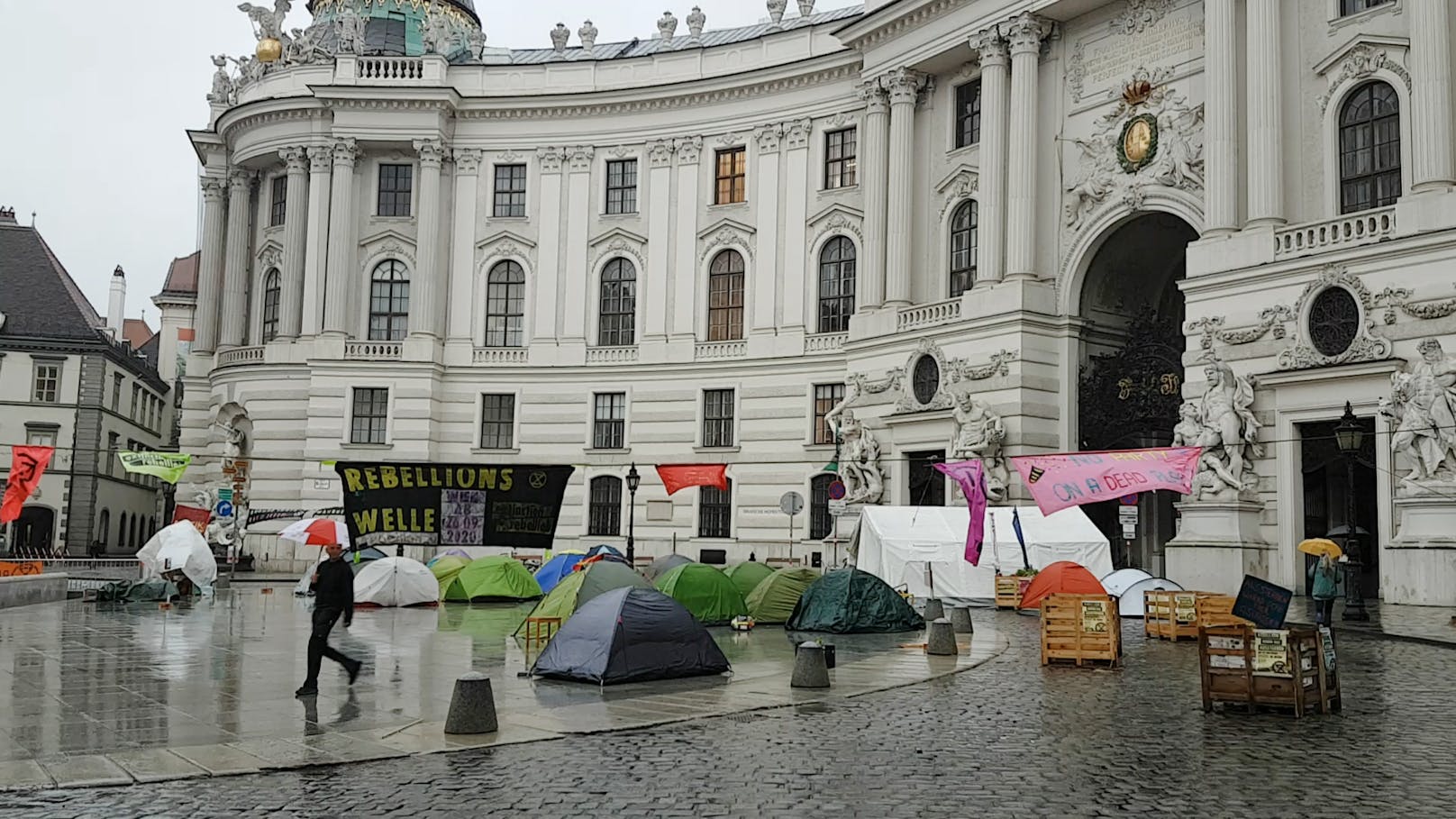Trotz Schlechtwetters wollen die Aktivisten eine Woche in ihrem Protestcamp bleiben.