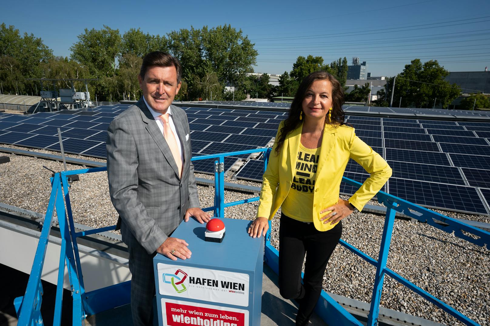 Wirtschaftsstadtrat Peter Hanke und Umwelt-Stadträtin Ulli Sima (beide SPÖ) nahmen die Solaranlage in Betrieb.