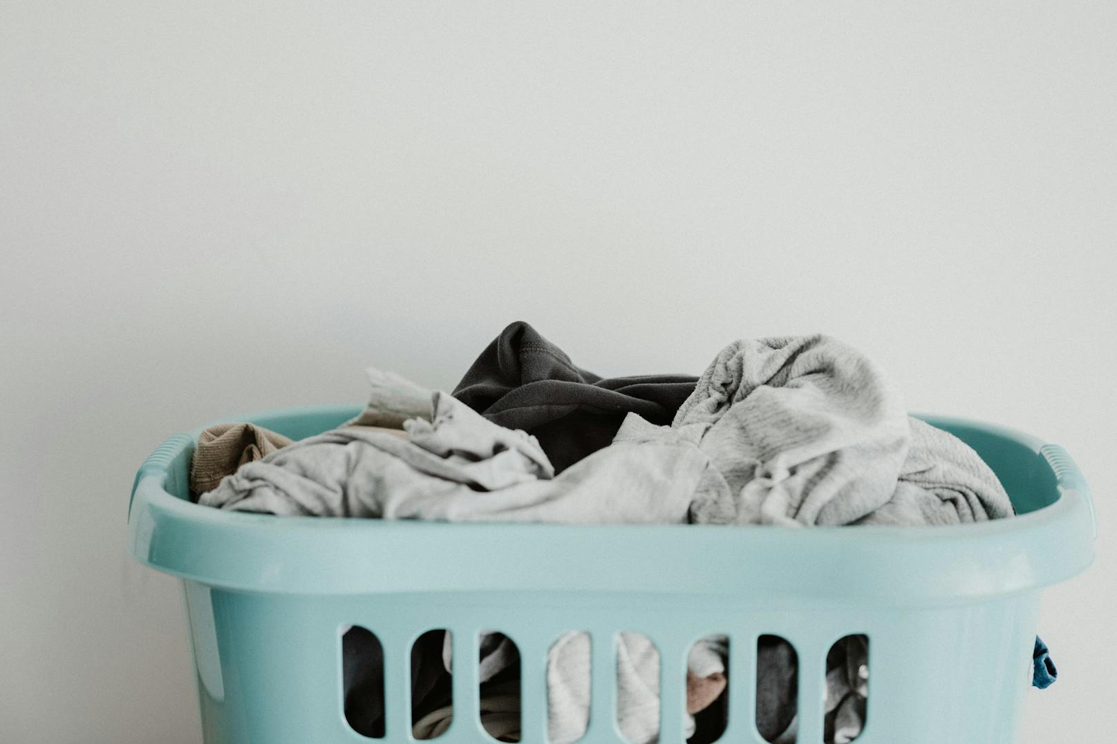 <strong>3. Gönne deinen Kleidern einen Waschgang!&nbsp;</strong>Bevor die Sommerstücke ihr weiteres Dasein in einer Kiste oder einem Kleidersack fristen, solltest du alle noch einmal waschen. So hast du direkt auch frische saubere Kleidung, wenn der Sommer wieder zurückkommt.