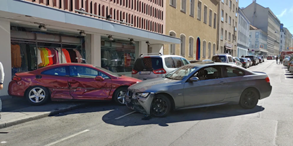 Ein Autolenker prallte in ein geparktes Fahrzeug, schob dieses durch die Scheibe.