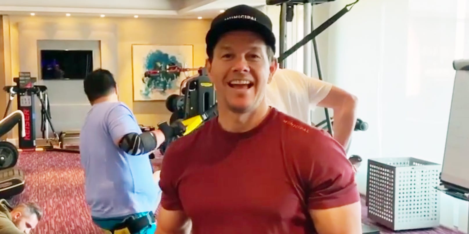 Mark Wahlberg hat sich in seinem Hotel in Berlin einen privaten Fitnessraum eingerichtet.