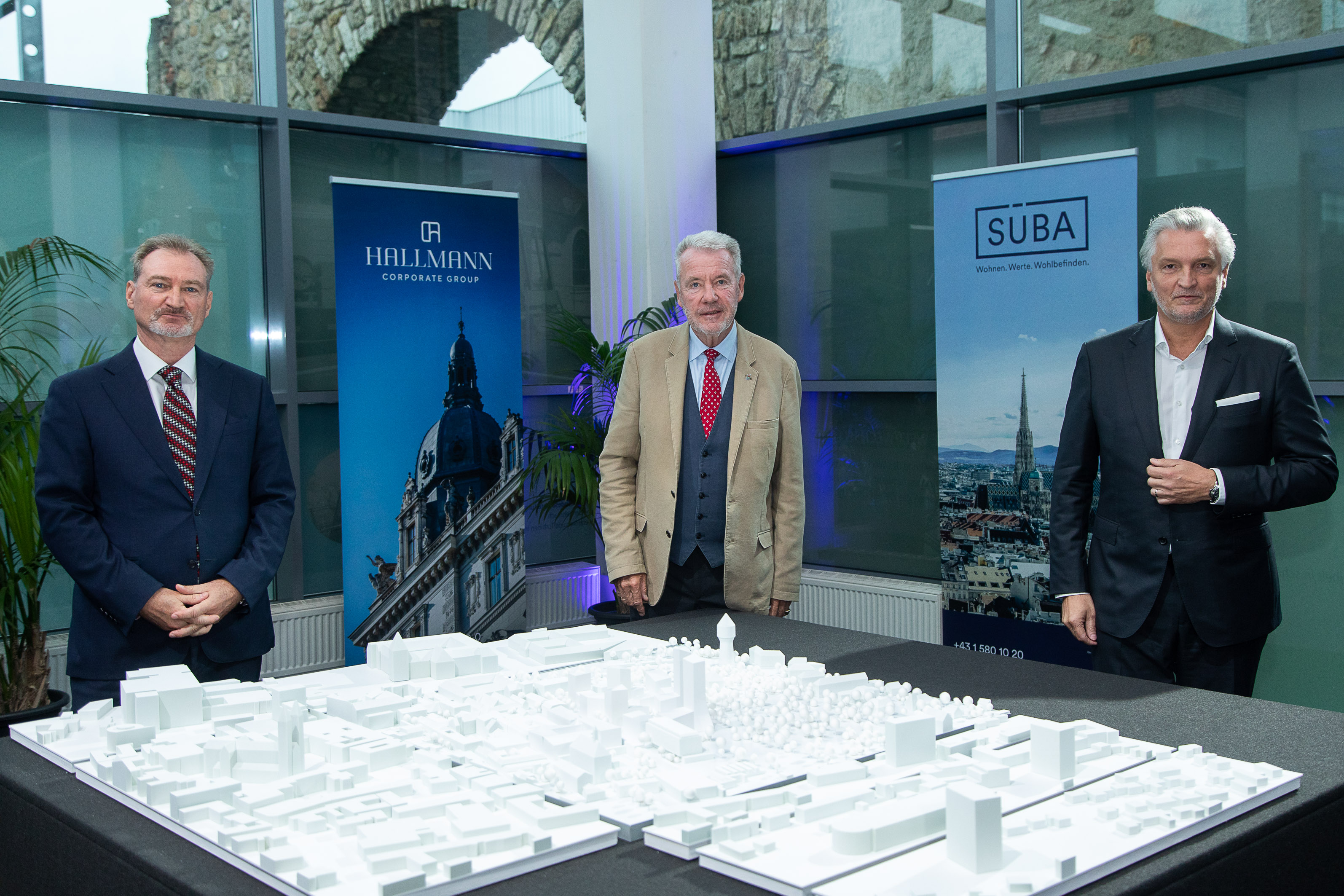 Klaus Schneeberger (M.) bei der Projektvorstellung