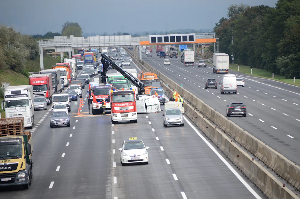 Kleintransporter des Innenministeriums in Unfall verwickelt