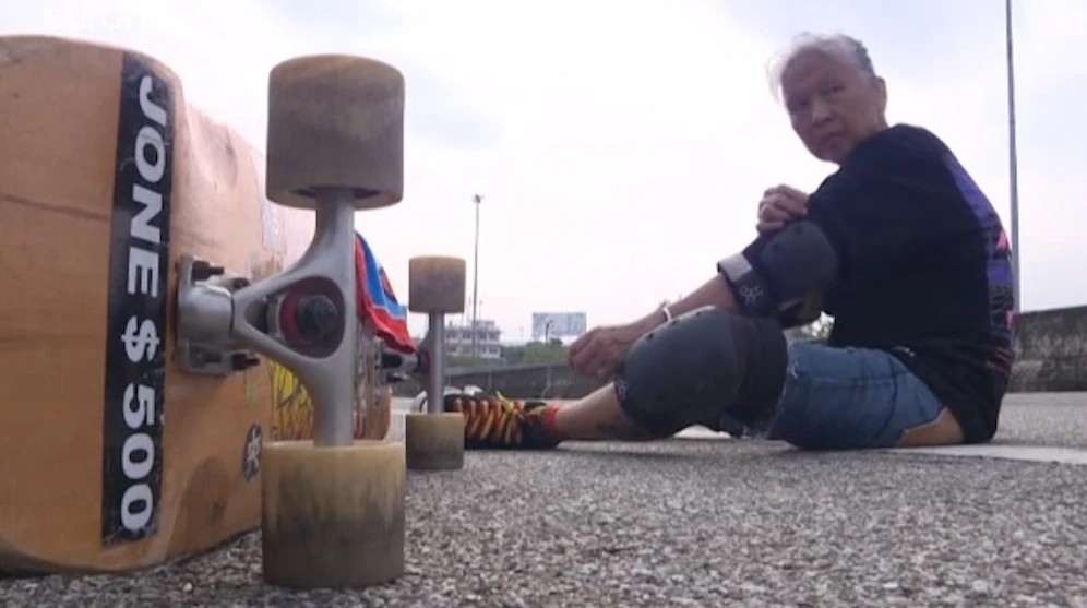 Nongluck ist fest davon überzeugt, dass sie dank ihrem Longboard vom Krebs geheilt ist.