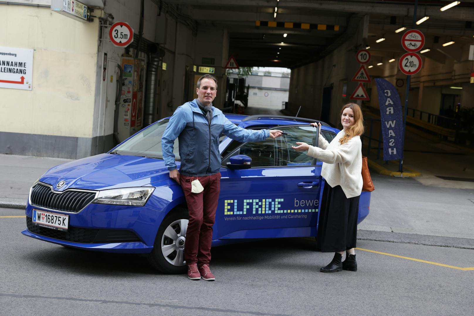 "Elfride" soll praktischer, günstiger und umweltfreundlicher sein als andere Autoverleiher. Auch Neu-Kundin Martina S. (35) hat das überzeugt, sie holt sich die Schlüssel von "Elfride"-Chef Stefan Waschmann.