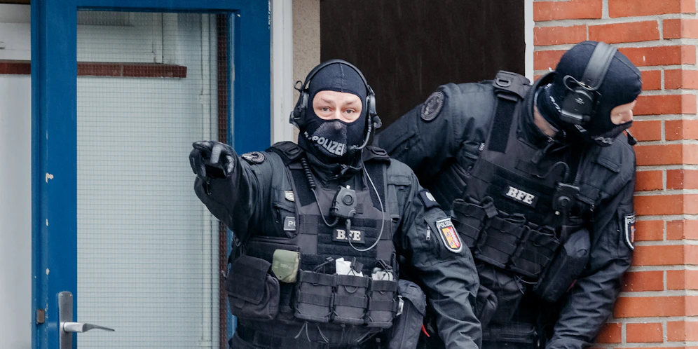 Ein bewaffneter Mann soll sich in einem Gebäude verschanzt haben.