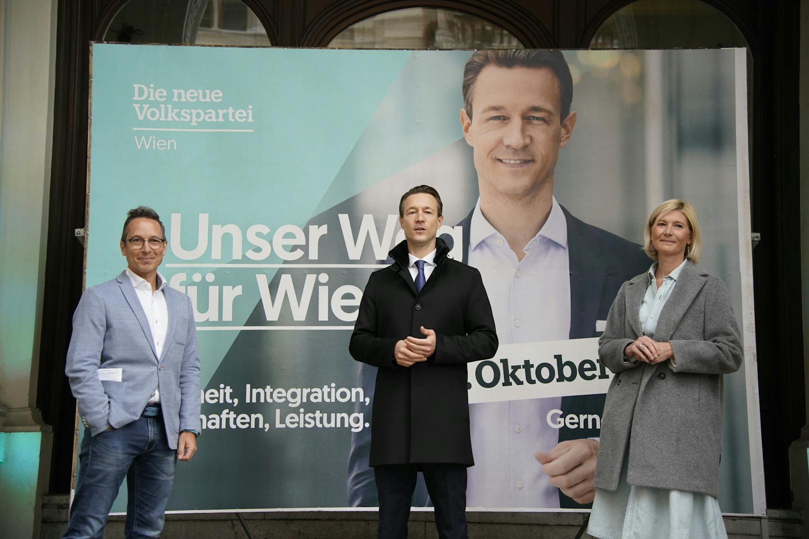 Er kann es doch: Auf den Plakaten der dritten und letzten Welle zeigt uns ÖVP-Spitzenkandidat und Finanzminister Gernot Blümel (hier am Bild mit der "Stimme der Bewegung" Peter L. Eppinger, links und Landesgeschäftsführerin und Wahlkampfleiterin Bernadette Arndolner) sein Lächeln.