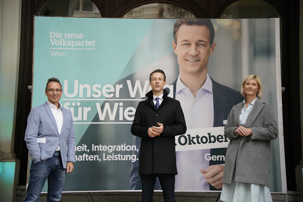 Er kann es doch: Auf den Plakaten der dritten und letzten Welle zeigt uns ÖVP-Spitzenkandidat und Finanzminister Gernot Blümel (hier am Bild mit der 