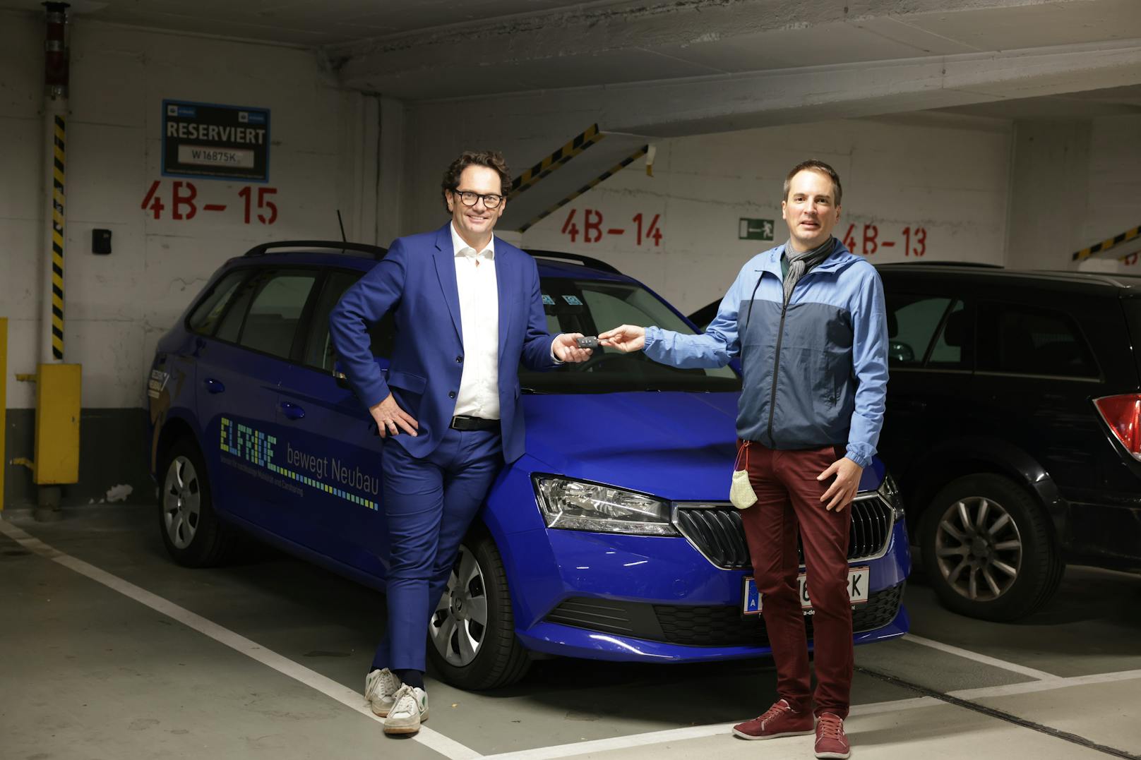 Vor sieben Jahren wurde der gemeinnützige Car-Sharing-Verein "Elfride" von Stefan Waschmann (40,r.) gegründet, nun startet er in der WiPark-Garage im Neubau neu durch. Mit Unterstützung von Bezirkschef Markus Reiter (Grüne, l.).