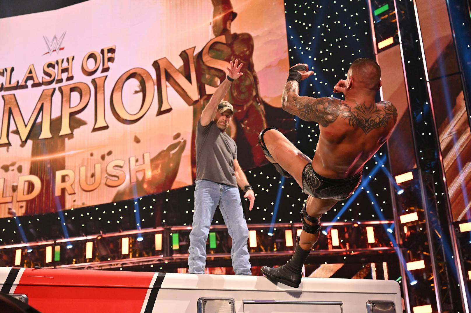 Shawn Michaels attackiert Randy Orton