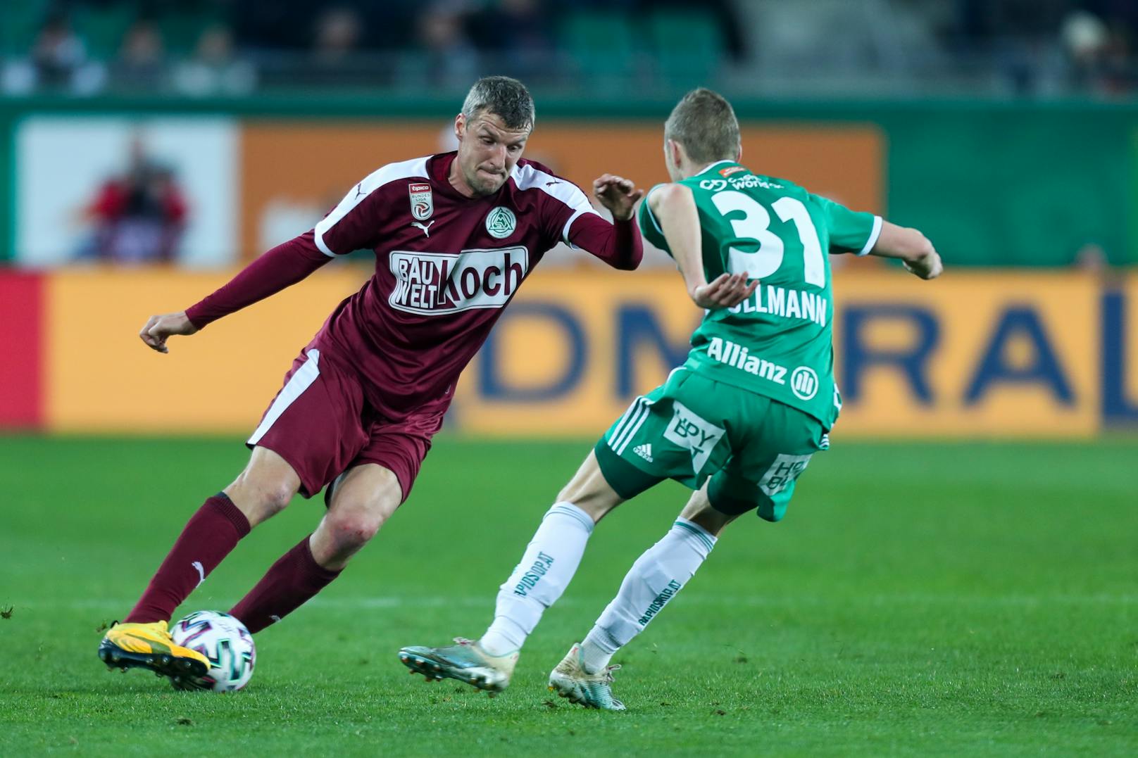 Alois Höller hier gegen Rapids Maximilian Ullmann