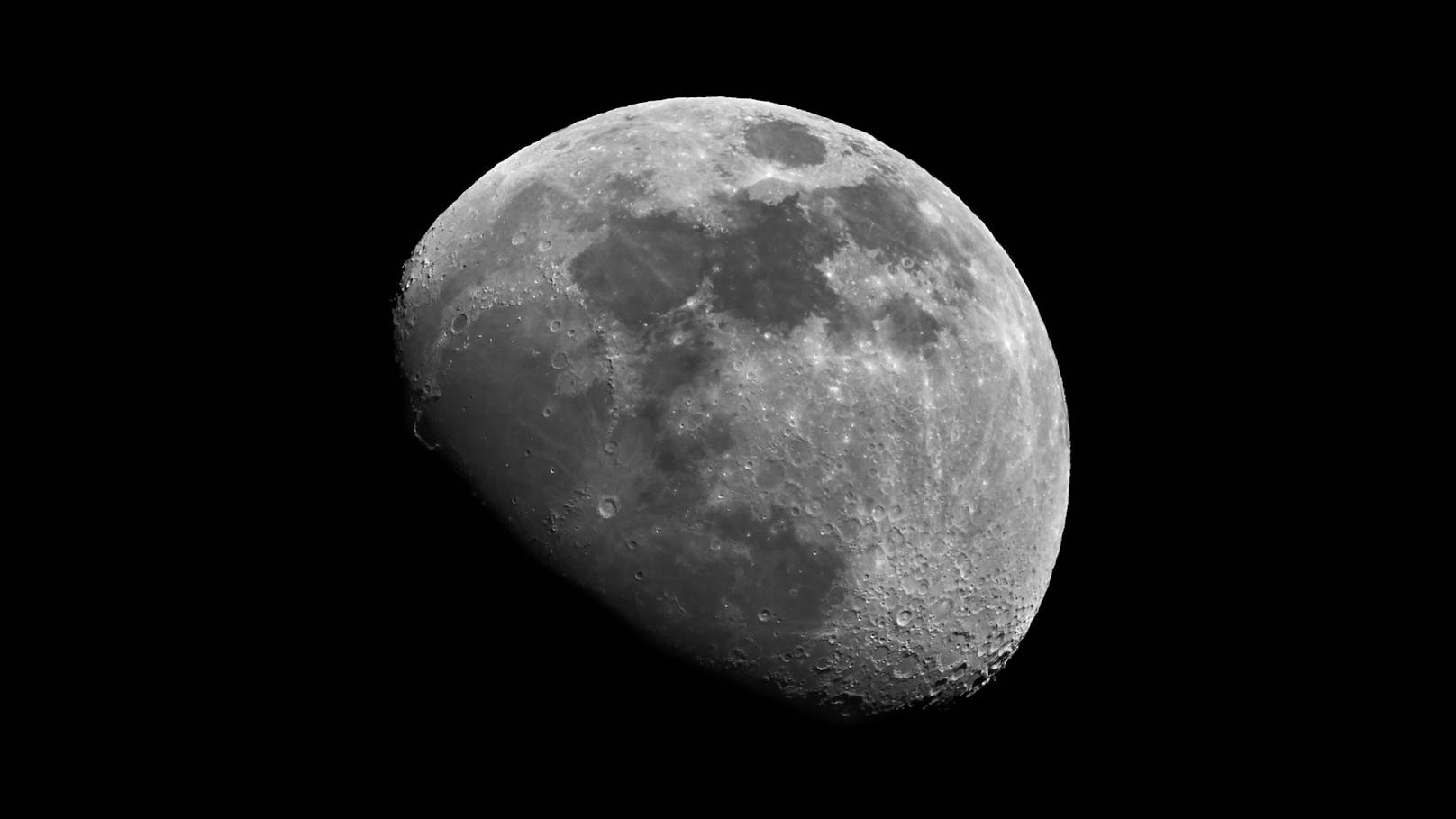 Der Mond ist ein bisschen älter als bisher angenommen