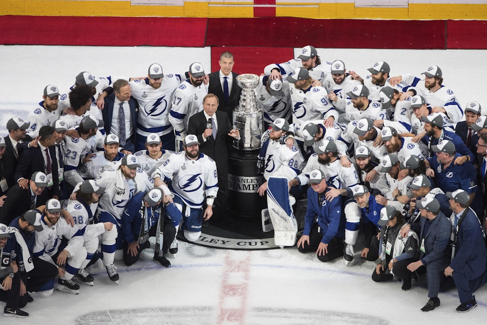 Die Lightning strahlen mit dem Stanley Cup um die Wette.