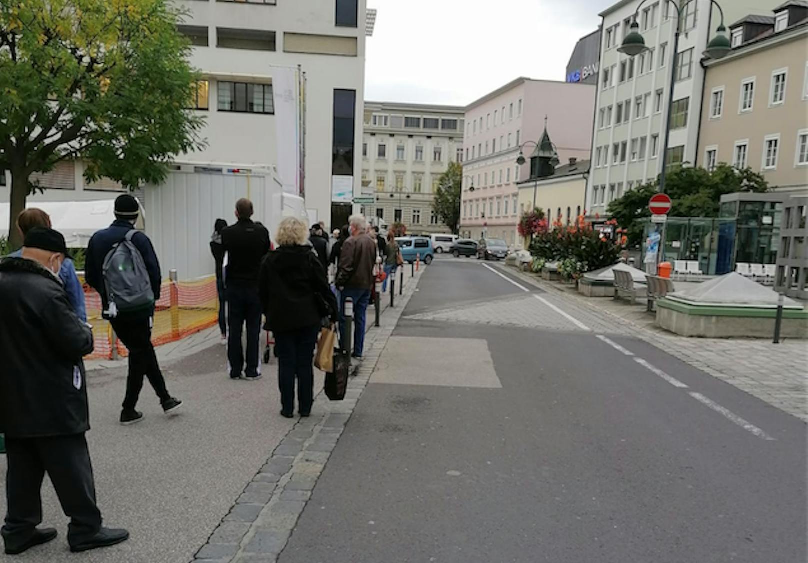 Dienstagfrüh vor dem Eingang der Ambulanz der Barmherzigen Schwestern in Linz.