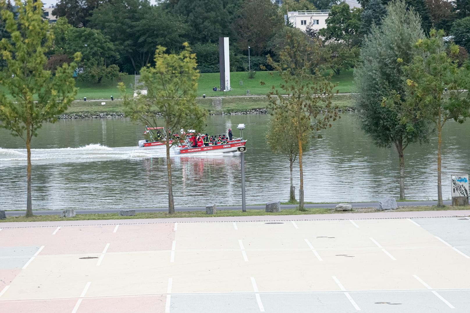 Auf der Donau waren mehrere Boote der Feuerwehr zu sehen.