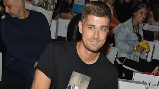 Im Juli wurde der deutsche Filmemacher Dustin Schöne zum ersten Mal Vater: Seine Tochter Zoe krönt sein Familienglück mit Model Lena Gercke.