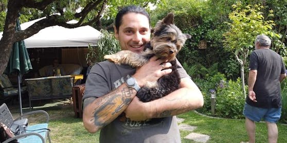 Roland kümmerte sich um seinen verletzten Hund.