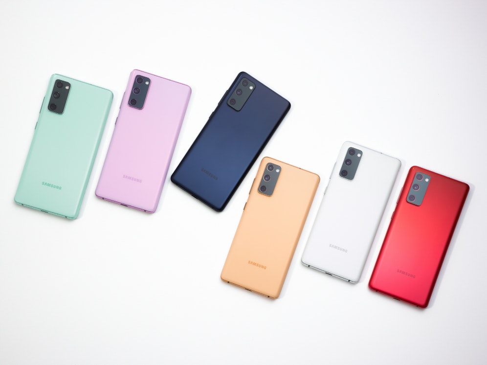 Das neue Samsung Galaxy S20 FE in allen Modell-Farben.