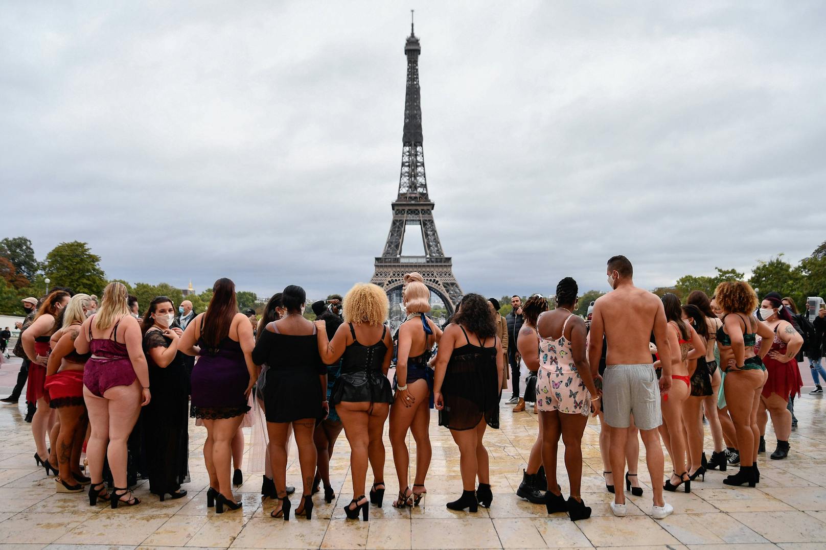 Sie versammelten sich auf der berühmten Aussichtsplattform Trocadéro in Paris.