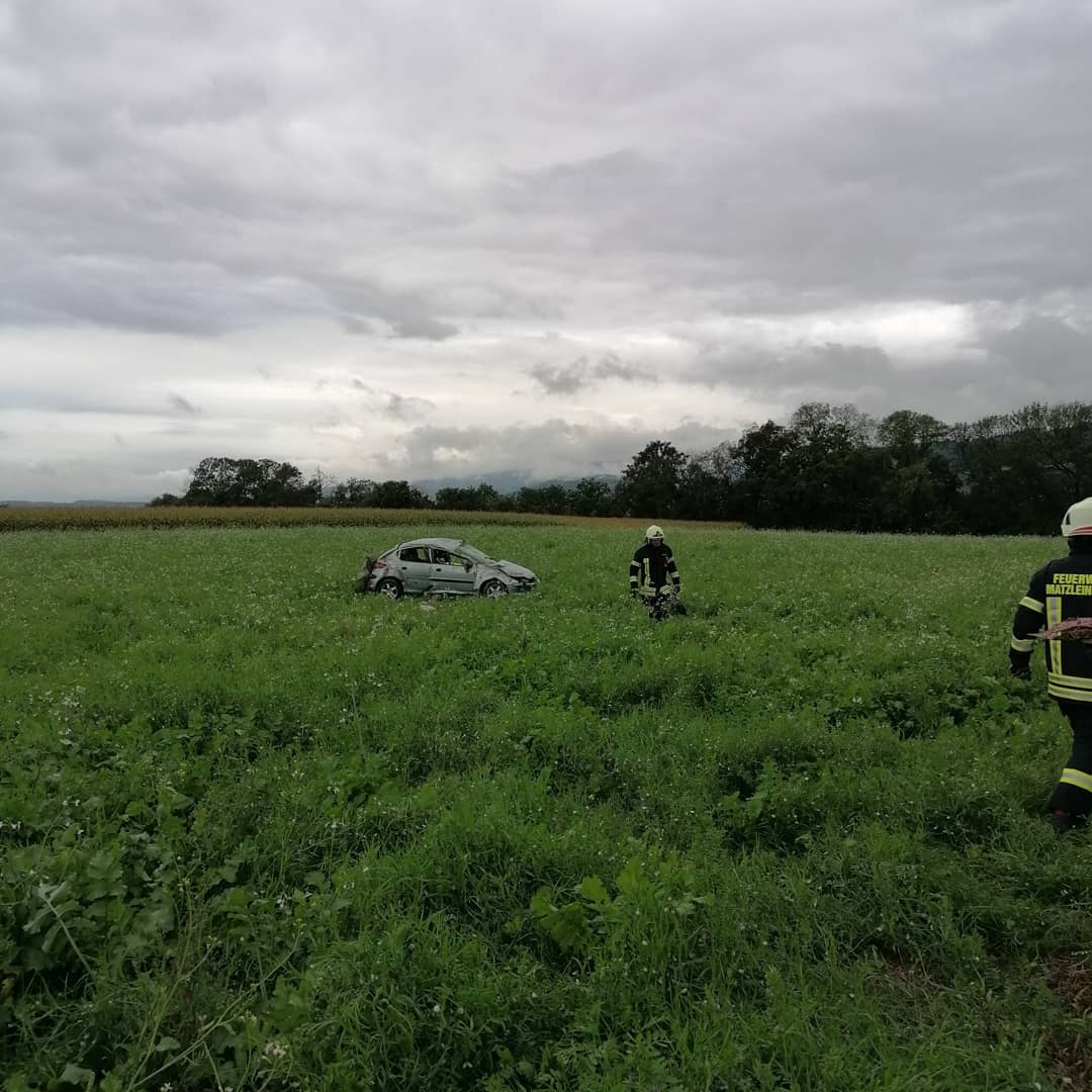 Das Auto blieb in der Wiese stehen.