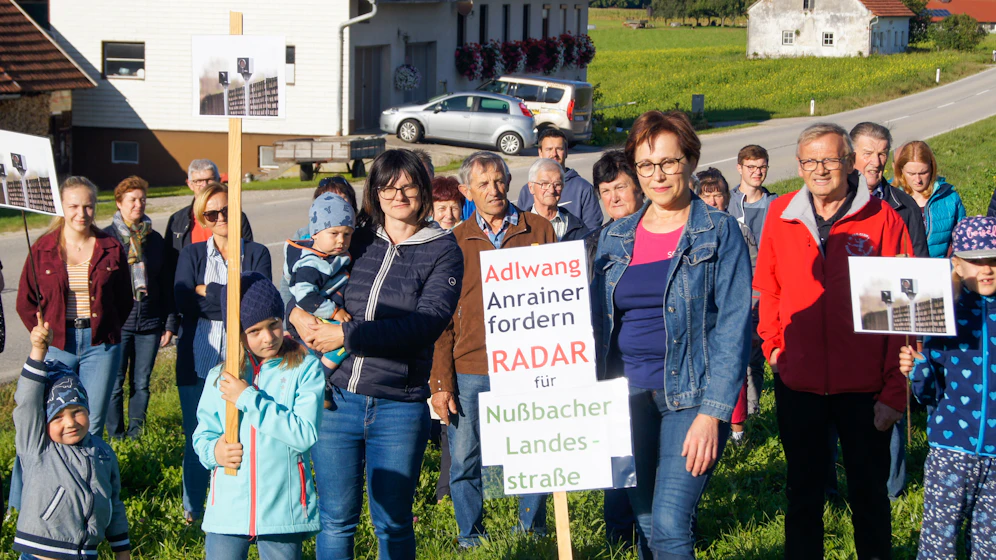 Die Anwohner von Adlwang fordern ein Radar. Bild Mitte ganz vorne in der Jeans-Jacke Vizebürgermeisterin Maria Achathaler neben ihr in rot Bürgermeister&nbsp;Karl Mayr.