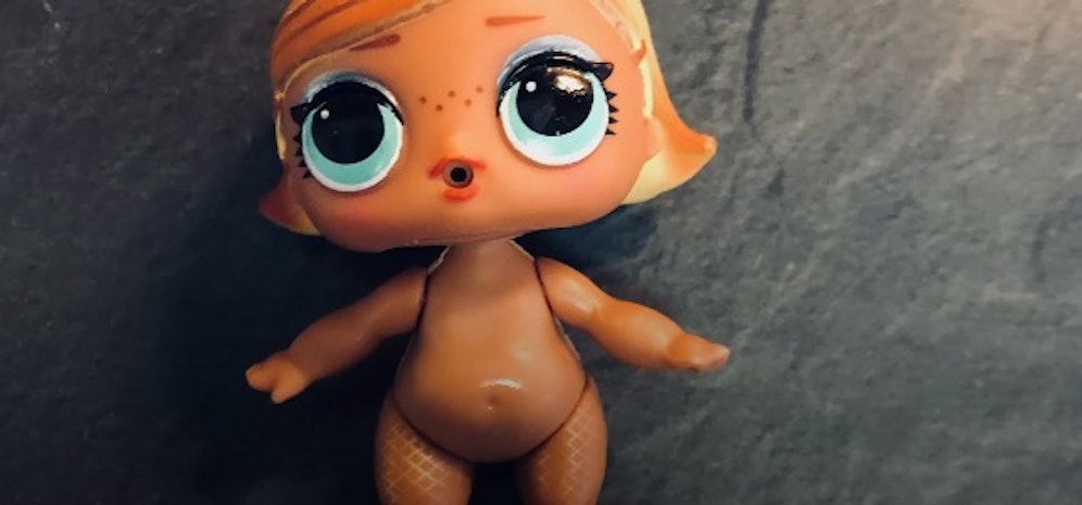 Nach etwa 15 Sekunden in kaltem Wasser erschienen auf mehreren Puppen Strapse, Anker-Tattoos, Strings, Ledermanschetten und Dessous.