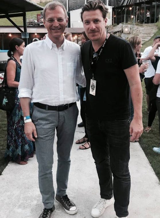 Stehen beide auf Converse: LH Thomas Stelzer und Parov Stelar