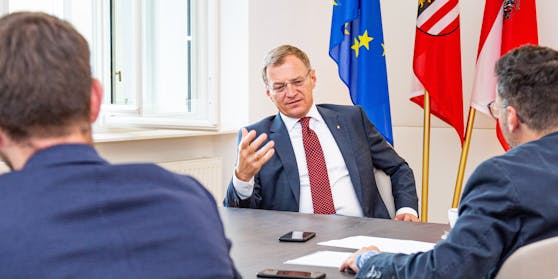 OÖ-Landeshauptmann Thomas Stelzer im Interview mit den "Heute"-Reportern Peter Reidinger und Armin Bach