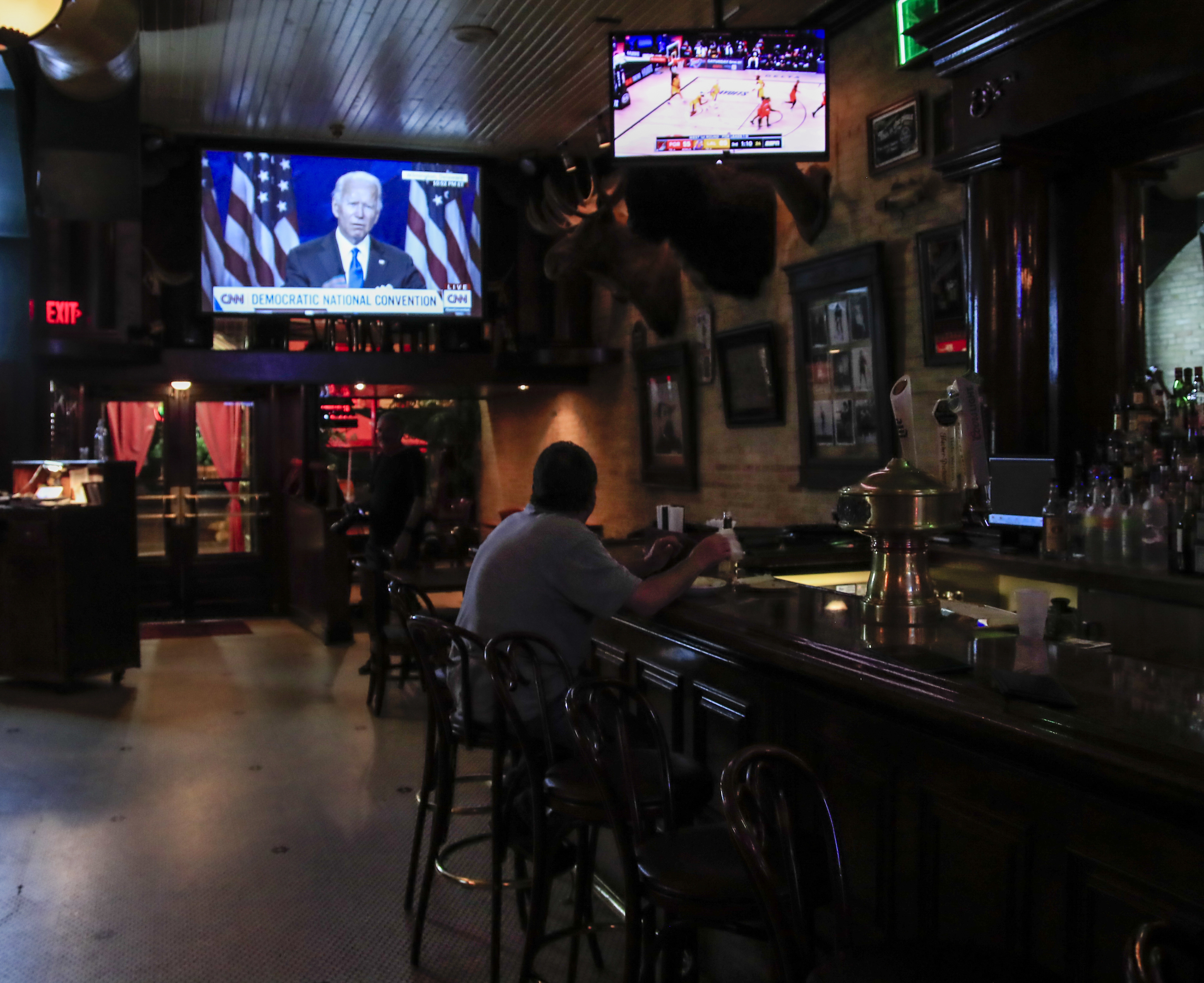 Eine Bar in Milwaukee, WI, die die Democratic National Convention live übertrug.