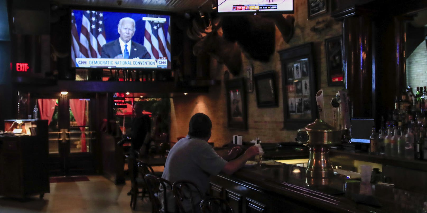 Eine Bar in Milwaukee, WI, die die Democratic National Convention live übertrug.