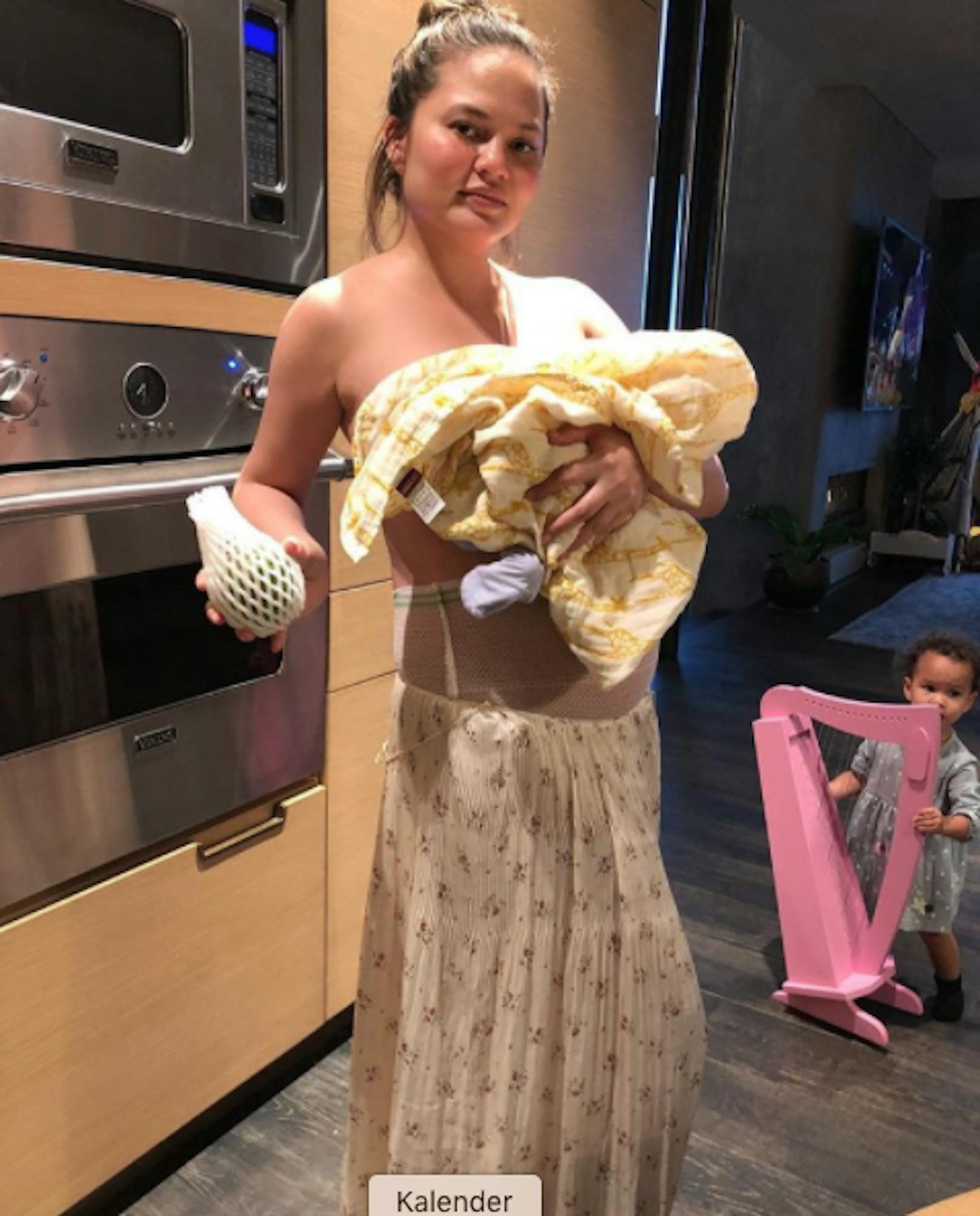 Model Chrissy Teigen einen Monat nach der Geburt ihres Sohnes.