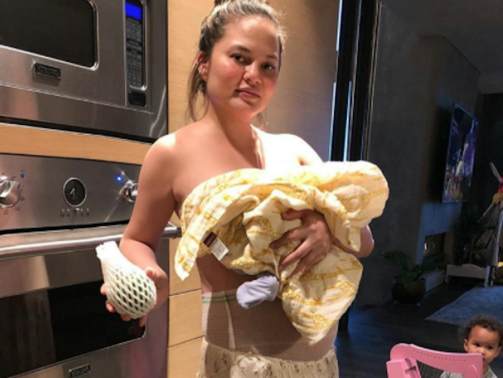 Model Chrissy Teigen zeigt ihren Körper einen Monat nach der Geburt ihres Sohnes.