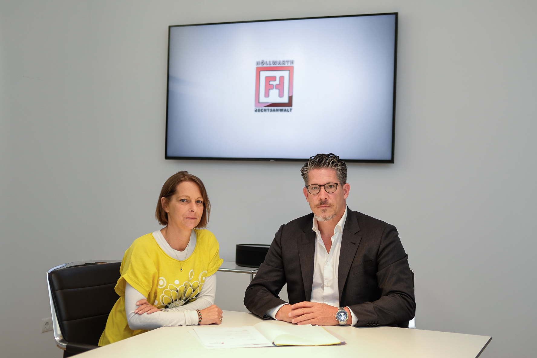 Michaela K. (48) mit Anwalt Florian Höllwarth