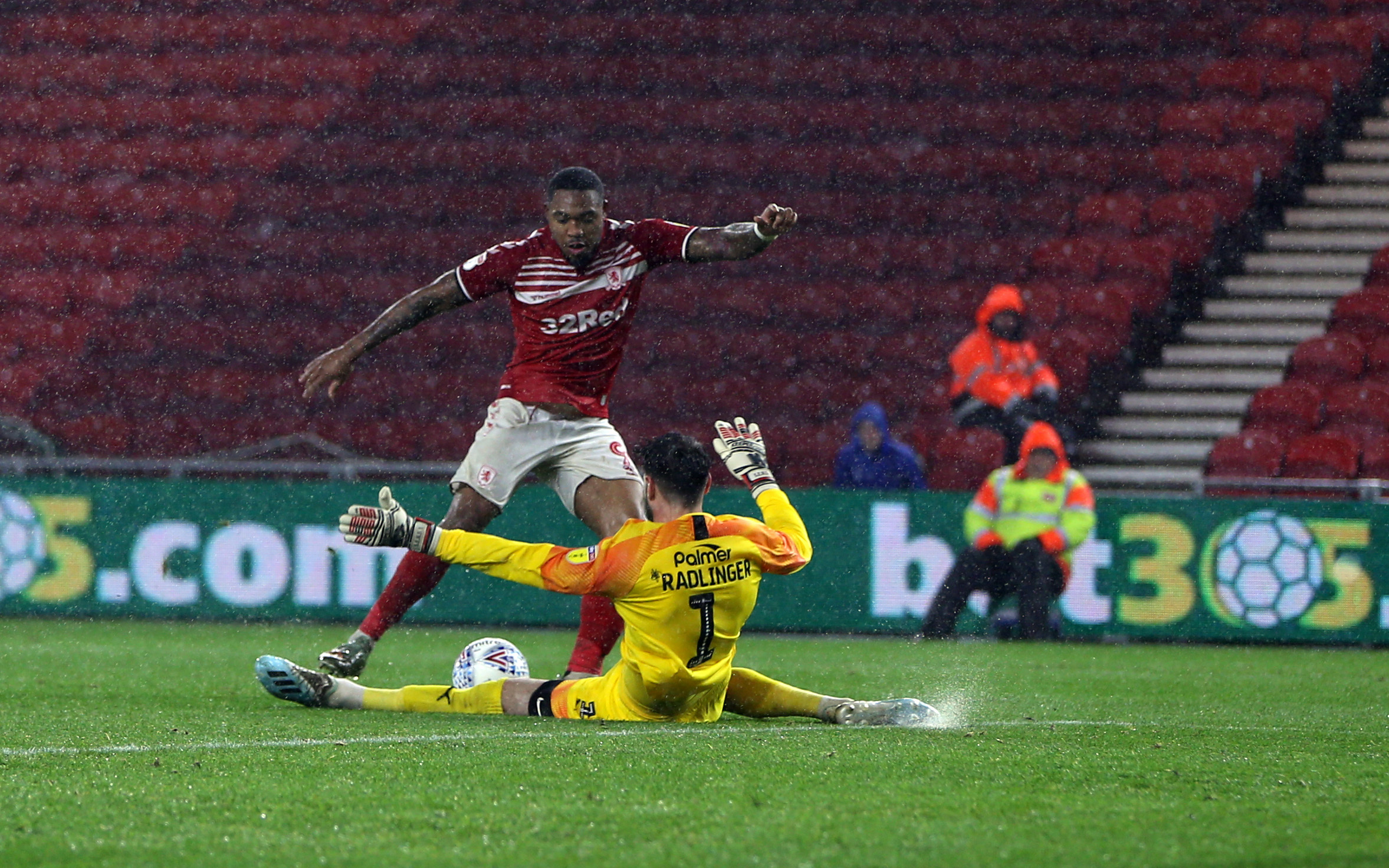 Samuel Sahin-Radlinger bei einer Rettungstat gegen Middlesbrough.