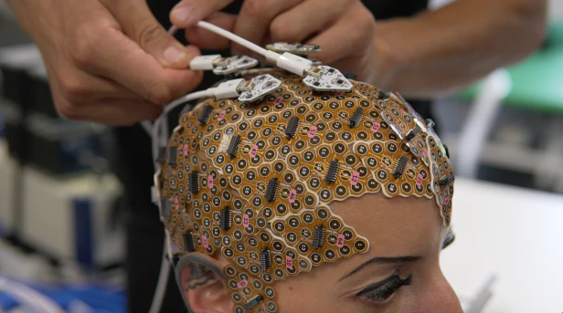 Normalerweise kommen in der Neurowissenschaft für eine Kappe 8 - 74 Sensoren zum Einsatz.