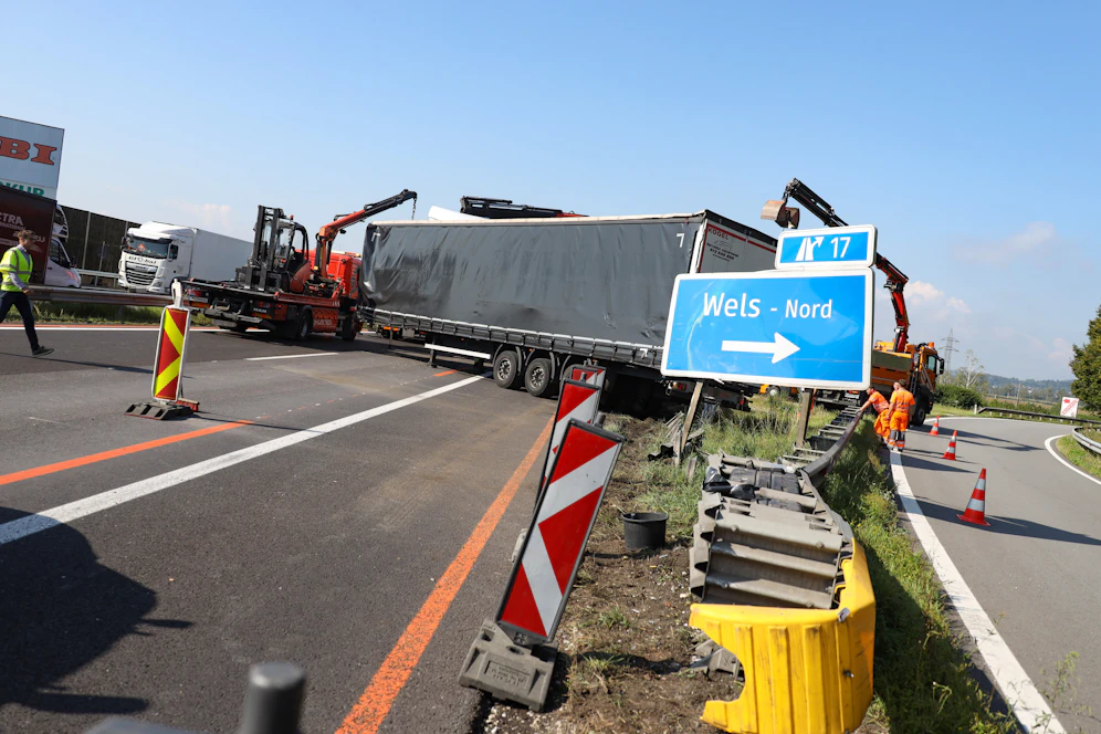 In Wels stand ein Lkw nach einem Crash quer, folge war langer Stau.