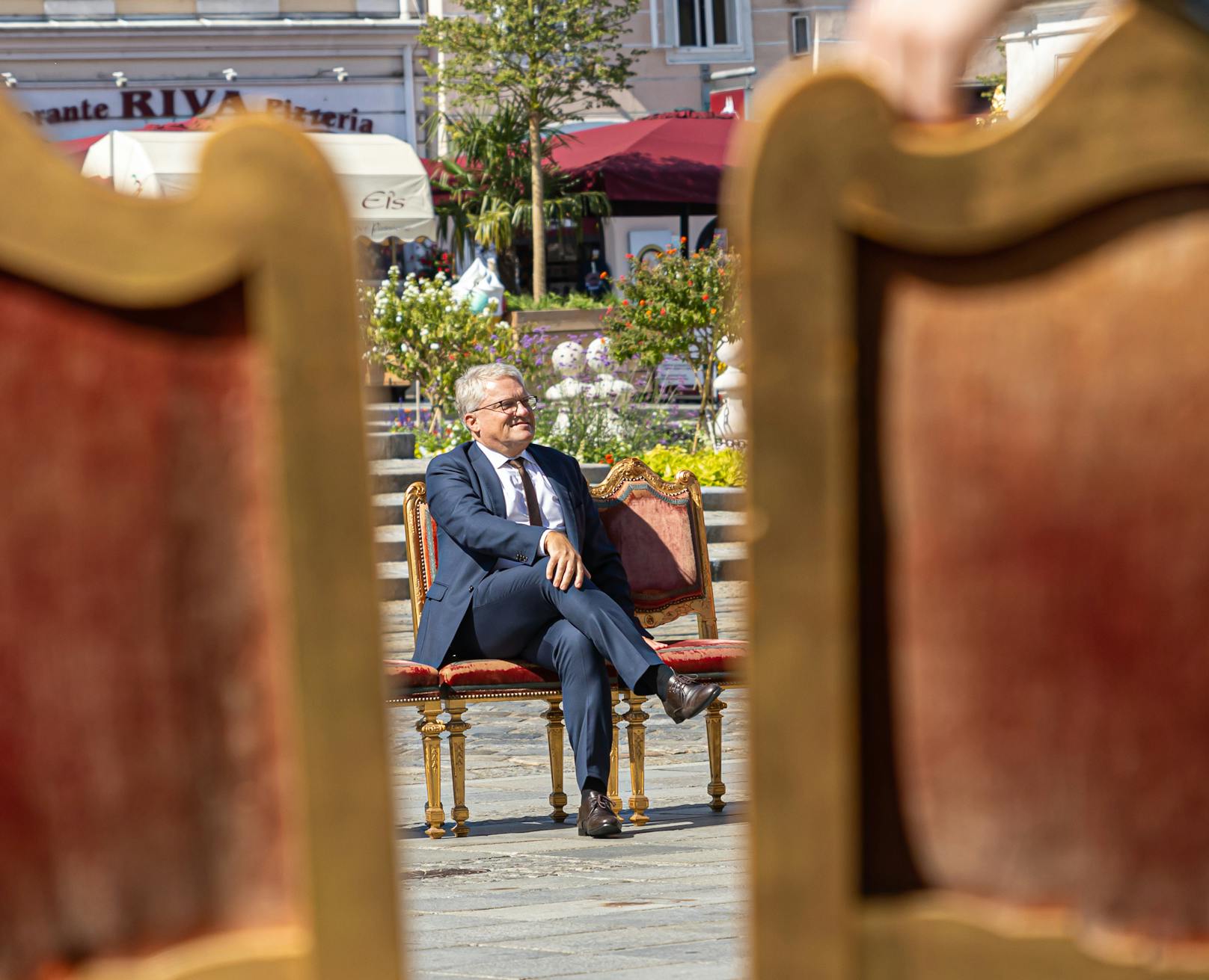 Bürgermeister Klaus Lugar sitzt auf einem der Barock-Sessel.<br>