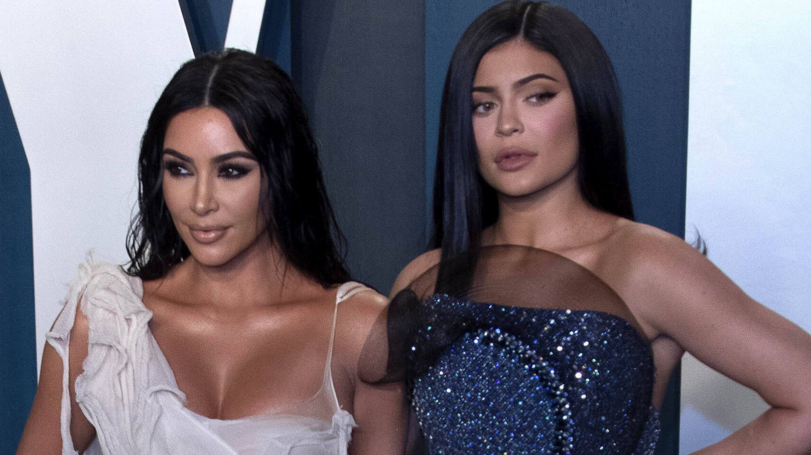 <strong>Kim Kardashian</strong> (li.) und <strong>Kylie Jenner</strong> räkeln sich in einem bizarren Musikvideo von Kanye West, das bis jetzt unter Verschluss gehalten wurde.