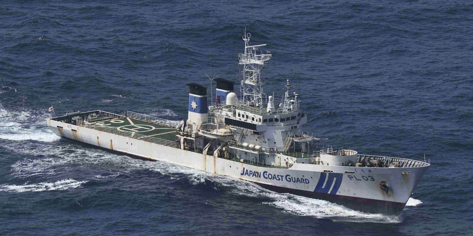 Die japanische Küstenwache sucht derzeit nach dem verschollenen Frachter.