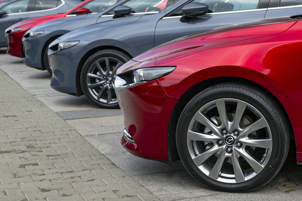 Symbolfoto von Autos der Marke Mazda.